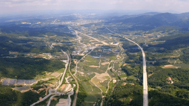 들판과 도로가 있는 광활한 시골 풍경