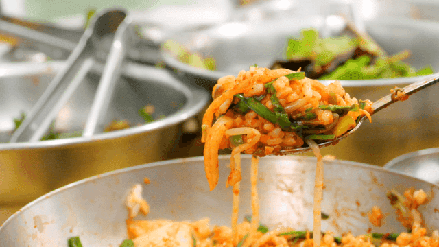 스탠 그릇에 비빔밥을 퍼내는 숟가락