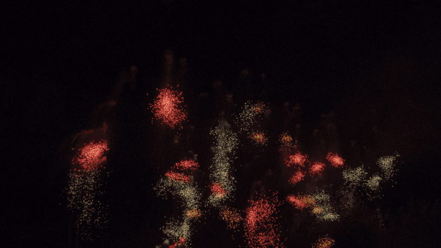 밤하늘에서 반짝이는 축제의 불꽃놀이