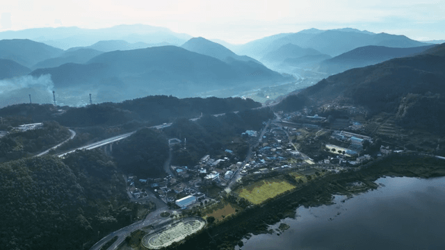 산과 마을의 경치