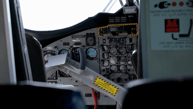 비행기 조종석 내부