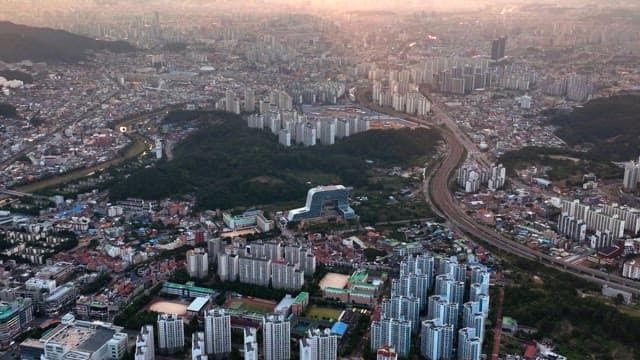 해질녘의 광활한 도시 풍경