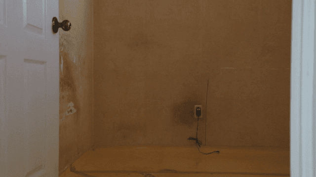 Old and empty room with a open door