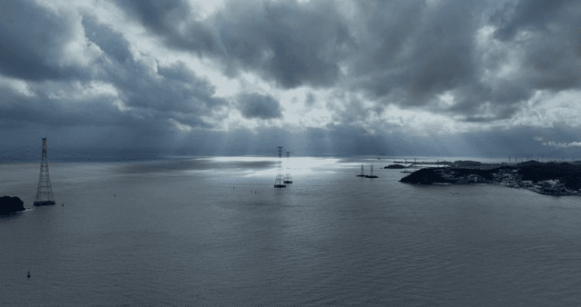 섬이 있는 잔잔한 바다 위의 흐린 하늘