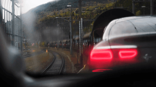 산악 지역의 기차 선로 위 자동차