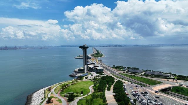 바다를 가르는 현대적인 해안 도시의 도로