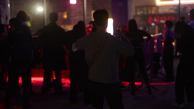 음악과 춤을 즐기는 사람들로 북적이는 클럽