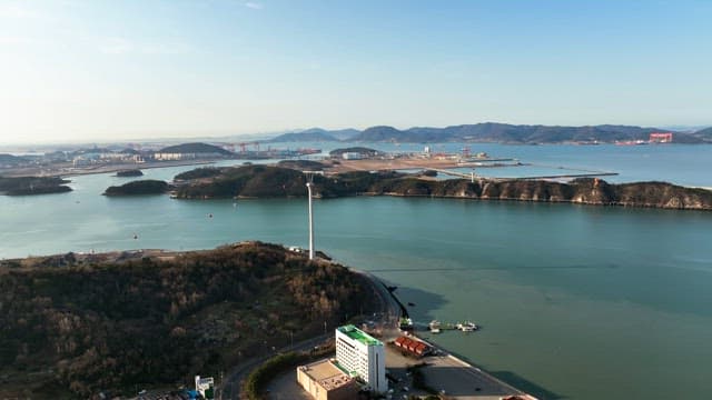 케이블카와 산이 있는 해안 도시