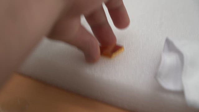 작은 전자 부품을 다루는 작업자