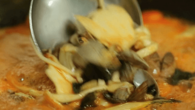 바지락이 들어간 얼큰 칼제비