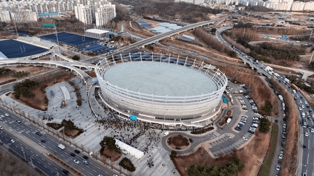 도시 풍경에 둘러싸인 대형 경기장