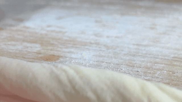 밀가루를 뿌린 표면에서 반죽을 만드는 손