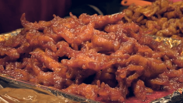 쟁반에 담긴 매운 닭발