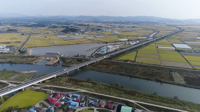 강과 다리가 있는 넓은 농경지
