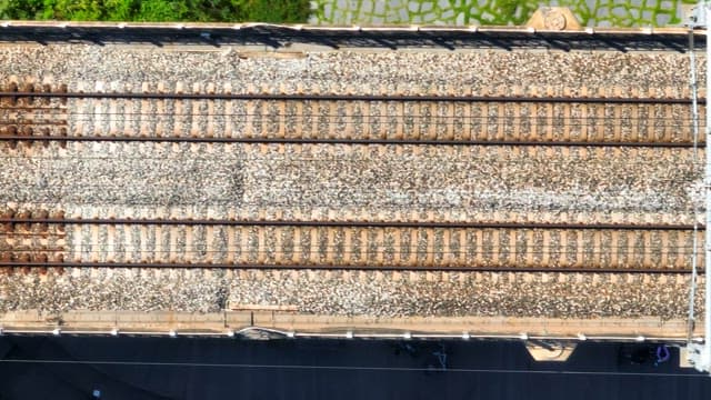 주변 녹지가 있는 철도 선로