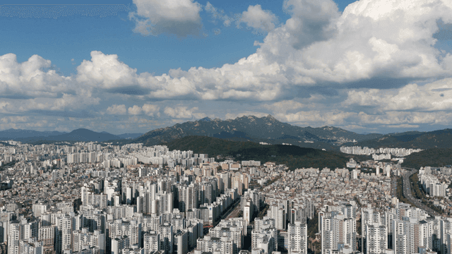 멀리 산이 보이는 도시 전경