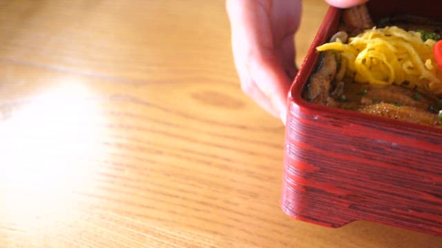 민물장어가 올려져 있는 덮밥