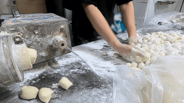 반죽을 일정한 크기로 잘라주는 주방 기계