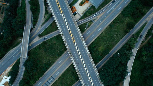 여러 대의 차들이 지나가는 고속도로와 고가도로