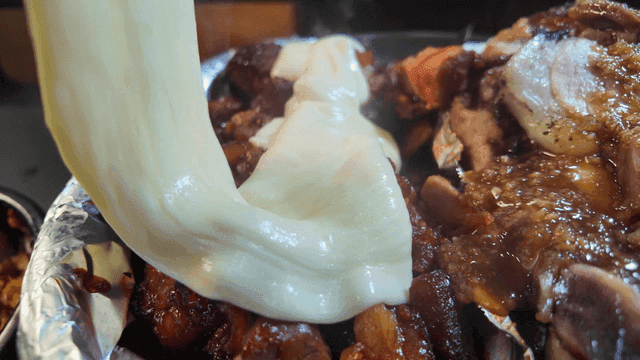 Cheese on top of spicy pig's trotters