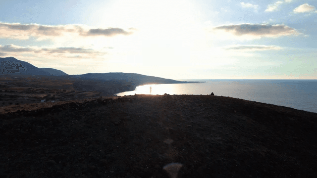 햇빛이 내리는 바다 옆 언덕