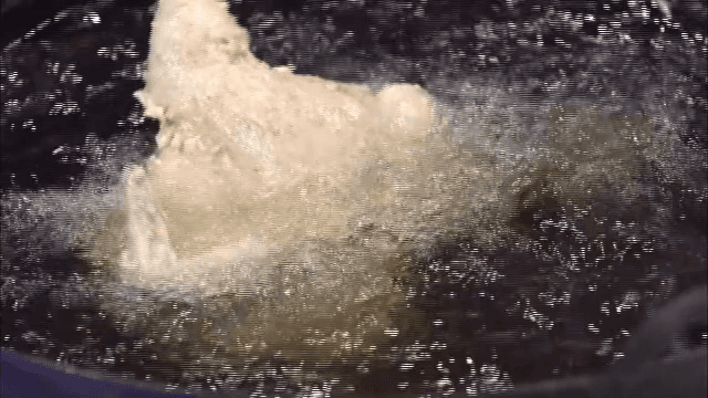 뜨거운 기름에 튀겨지는 통닭