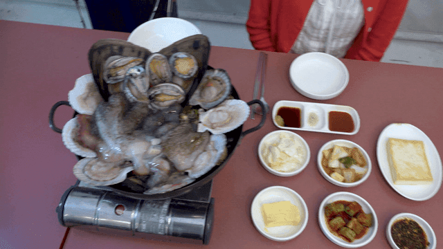 테이블 위의 해천탕과 반찬