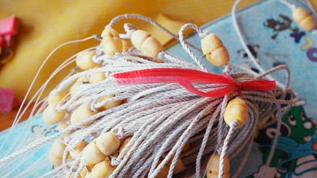 다채로운 낚시찌가 있는 어망