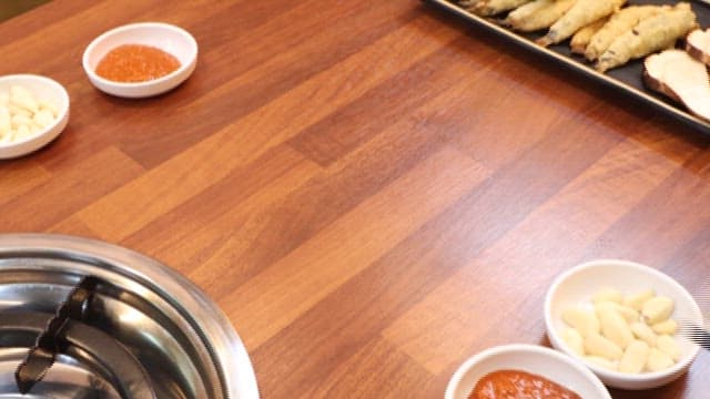 식당에서 먹는 먹음직스러운 멸치쌈밥