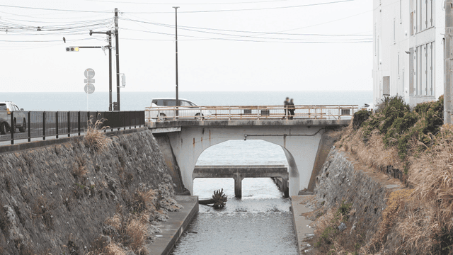 Bridges and canals where cars pass