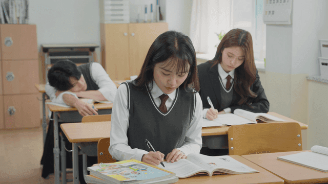 교실에서 공부하는 학생들