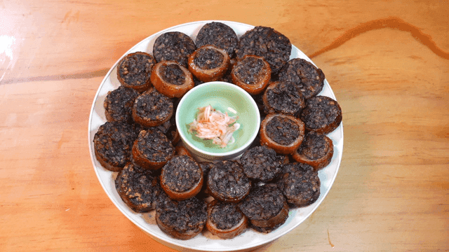 Makchang sundae and salted shrimp arranged on plate