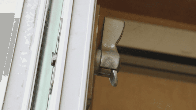 실내 창문 걸쇠의 클로즈업