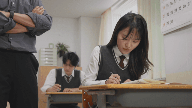 교실에서 시험을 보는 학생들