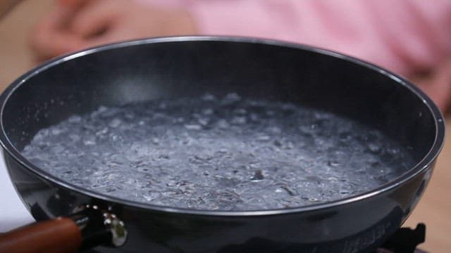 신선한 파를 물이 끓는 냄비에 넣는 모습