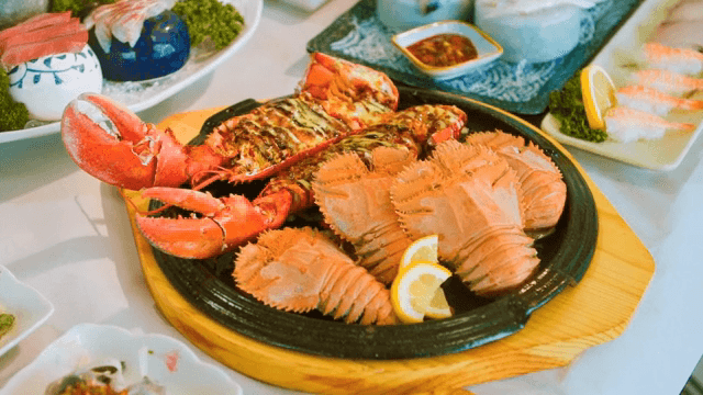 소스를 곁들인 구운 랍스터