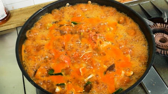 게가 들어간 얼큰한 해산물 매운탕이 끓는 모습