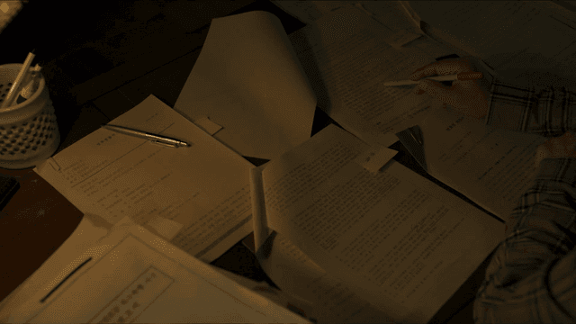 책상에서 문서를 검토하는 사람