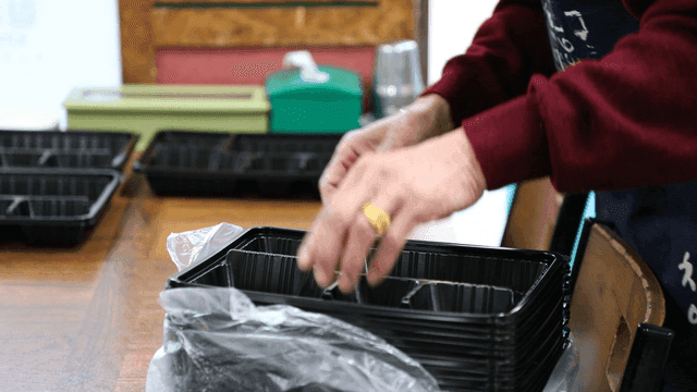 테이블 위에서 음식 용기 준비