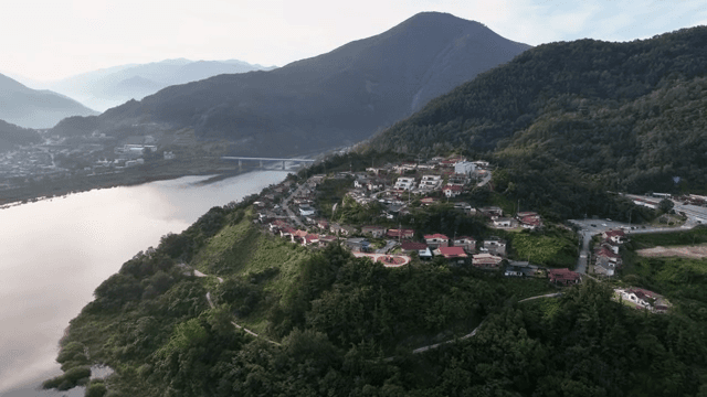 푸른 언덕에 자리한 시골 마을