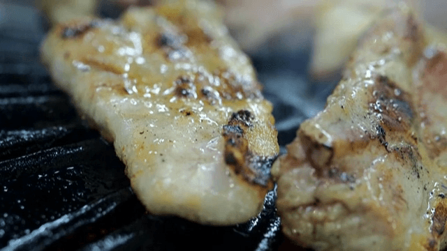 뜨거운 그릴 위에서 지글거리는 생갈비