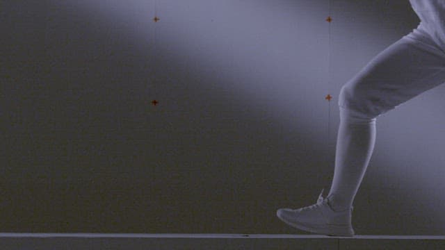 대결하는 두 펜싱 선수의 민첩한 발놀림