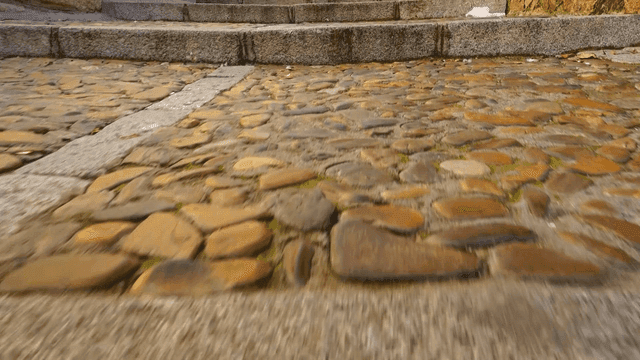 자갈과 돌들로 이뤄진 돌계단