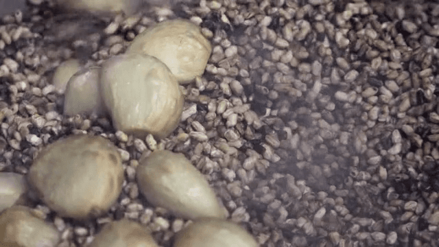 쌀과 함께 볶는 마늘