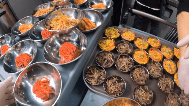 다양한 한국 반찬 준비