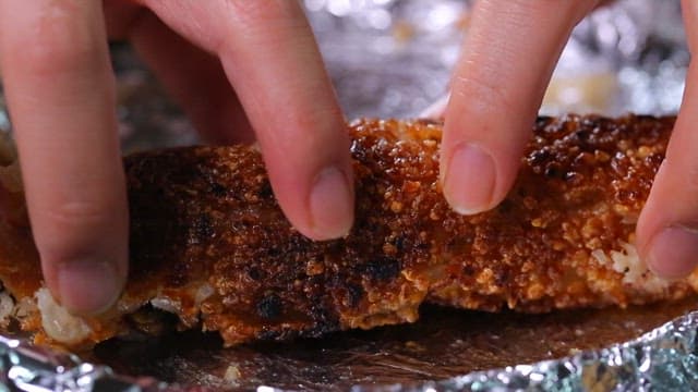 호일 위에서 바삭하고 노릇노릇한 누룽지를 자르는 모습