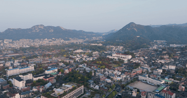 산으로 둘러싸인 넓은 마을
