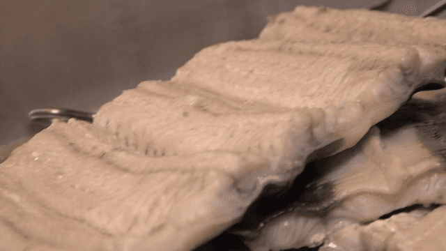 신선한 장어가 찜기에 찌고 있는 모습