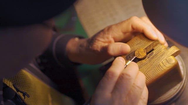 작업실에서 나무를 조각하는 장인