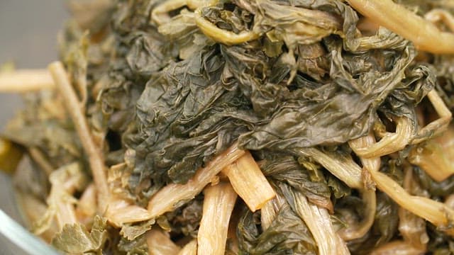 유리볼에 담긴 삶은 시래기